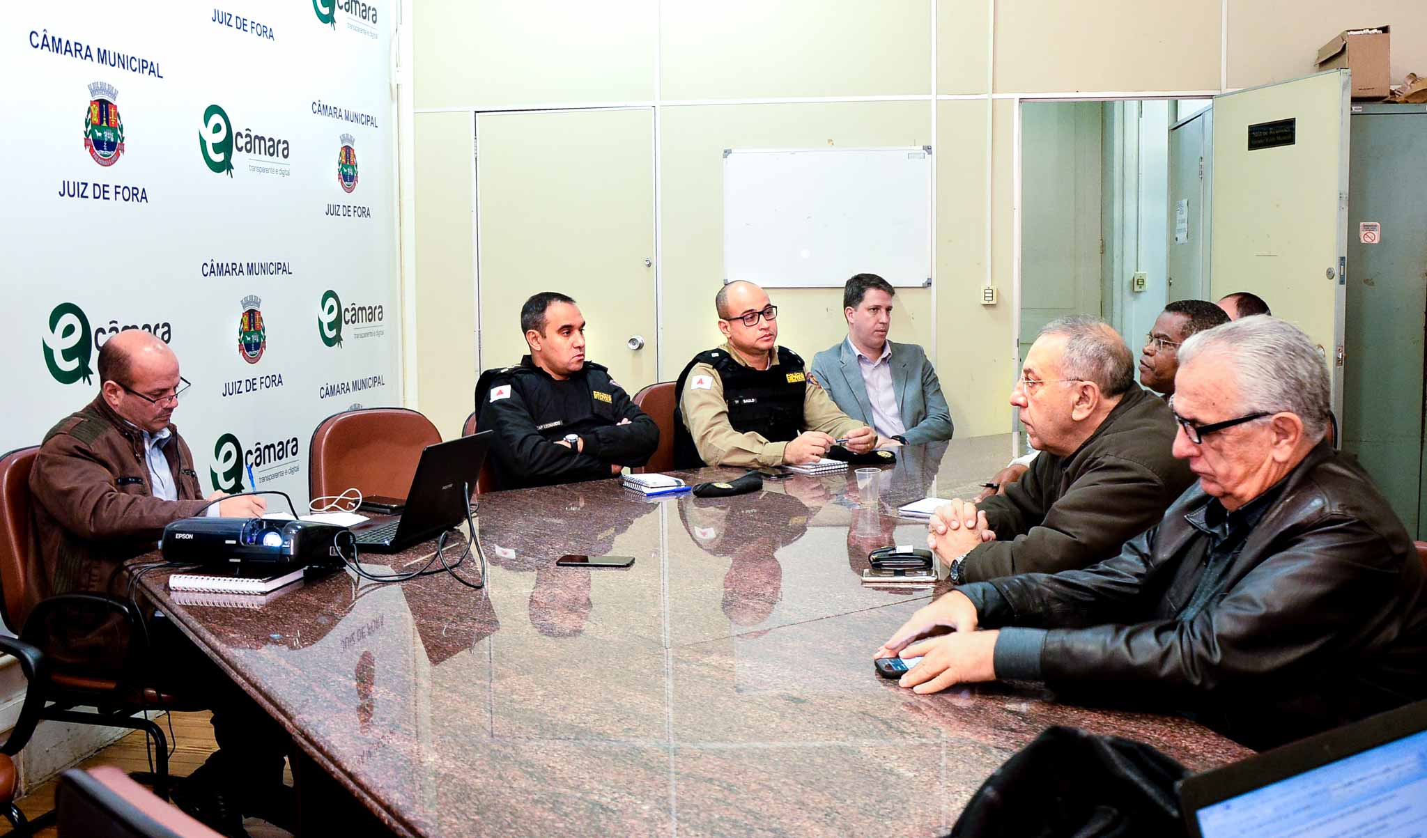 Comissão de Segurança reúne com fiscais da PJF e Associação de Ambulantes para tratar do comércio de rua (11/07/2019 00:00:00)