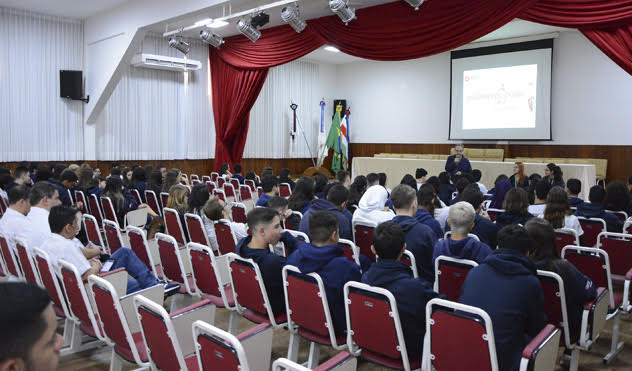Parlamento Jovem realiza visita ao colégio Vianna Júnior (03/03/2020 00:00:00)