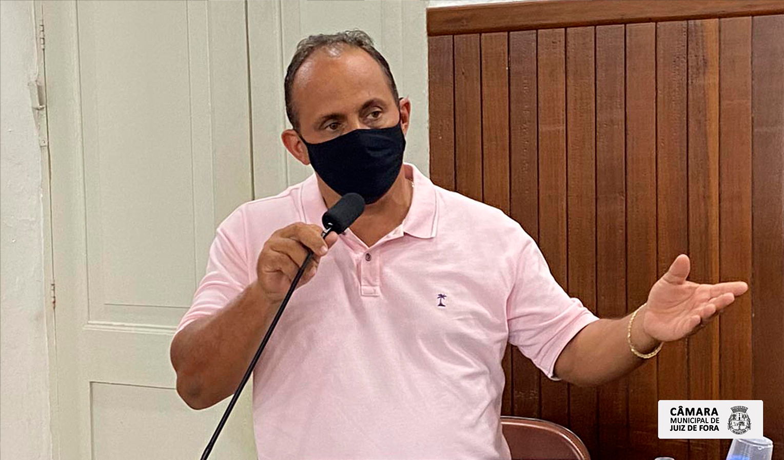 Julinho propõe lei para liberar o uso emergencial de veículos escolares para transporte de profissionais da saúde e pacientes (19/04/2021 00:00:00)