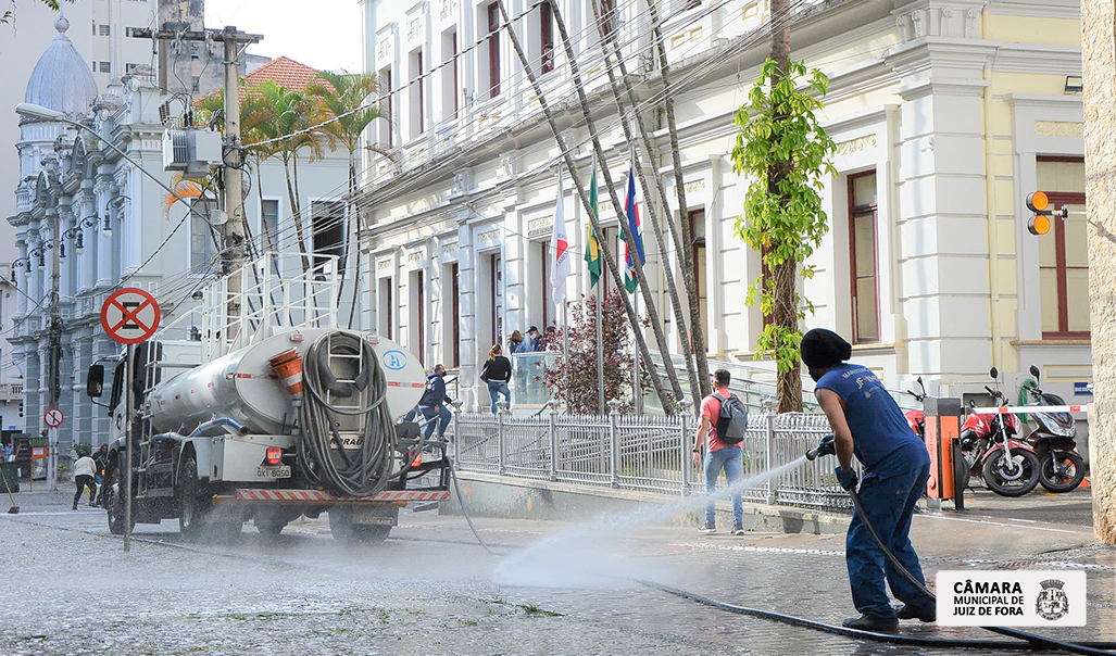 Câmara recebe lavação de entrada e escadaria por servidores do Demlurb  (25/05/2021 00:00:00)