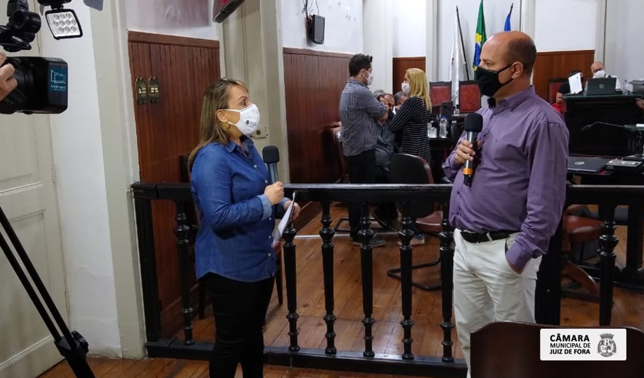Em entrevista ao vivo, o vereador Sargento Mello Casal falou das preocupações com as propostas da PJF para mudanças no Demlurb (27/09/2021 00:00:00)