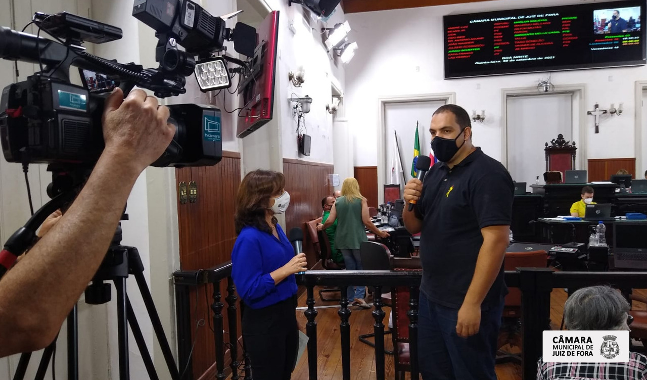 Em entrevista ao vivo, o vereador Tiago Bonecão destacou sobre os PLs Cultura é para Todos e Primeiros Passos (01/10/2021 00:00:00)