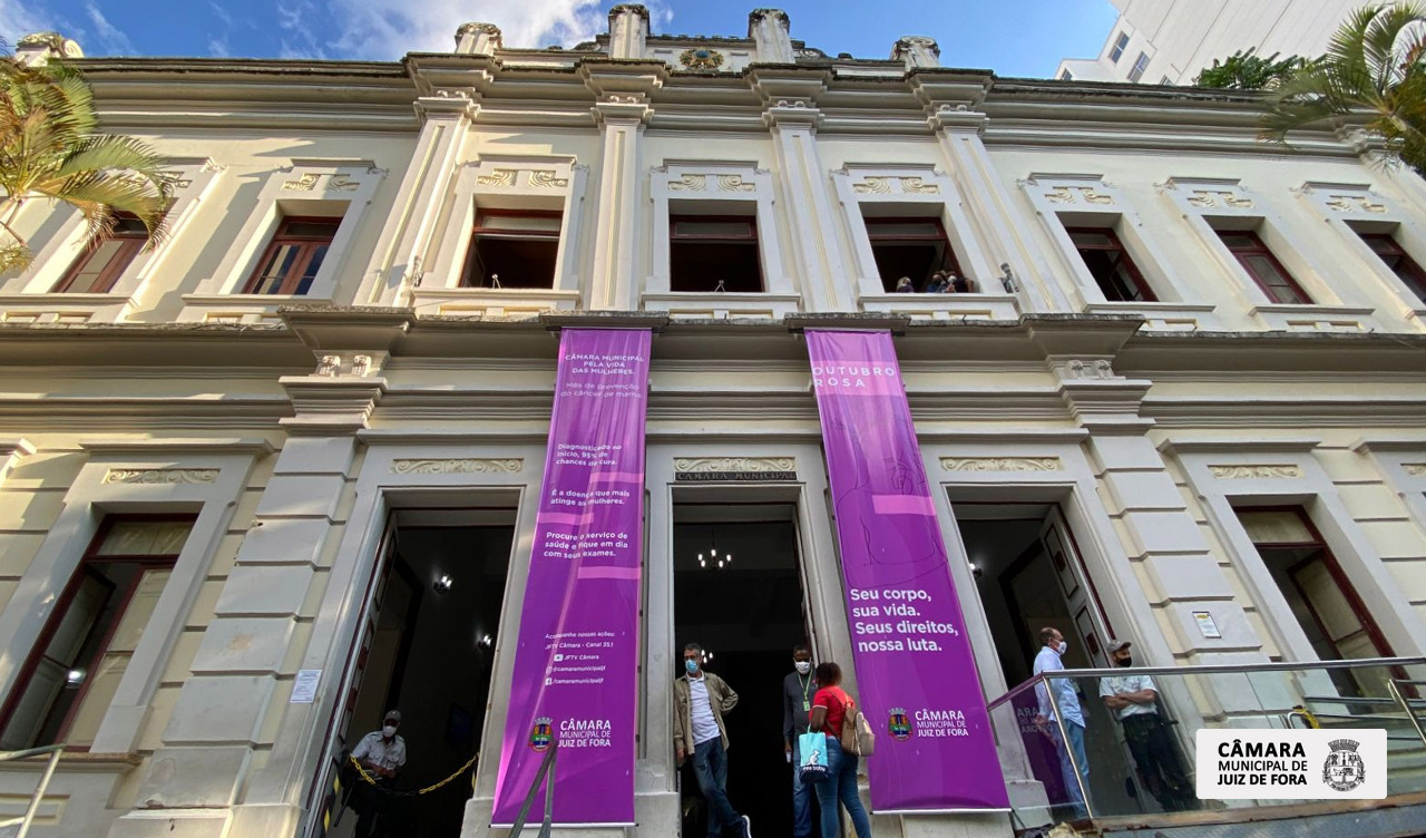 Outubro Rosa - Fachada da Câmara recebe banners temáticos e iluminação especial  (14/10/2021 00:00:00)