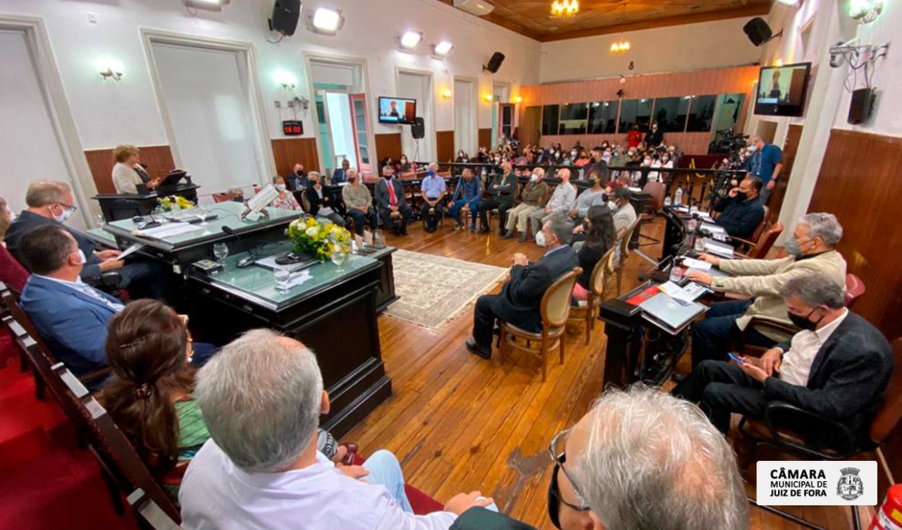 Câmara homenageia 15 idosos com serviços relevantes à cidade (11/11/2021 00:00:00)
