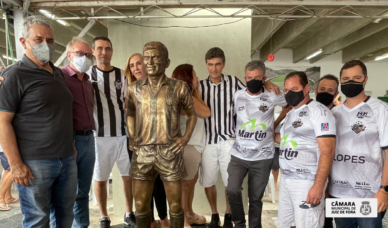 Vereadores participam de inauguração da estátua de Moacyr Toledo (20/12/2021 00:00:00)
