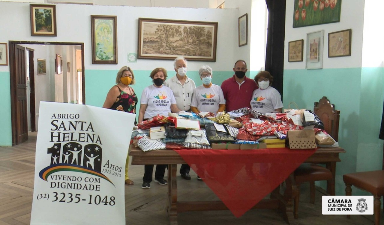 Comissão entrega presentes de Natal da Campanha Faça um idoso feliz (21/12/2021 00:00:00)