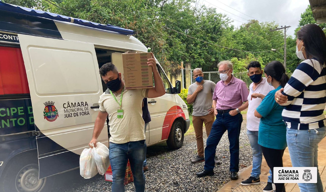 Câmara entrega donativos a famílias afetadas pelas chuvas no Bairro Igrejinha e em Santana do Deserto (30/12/2021 00:00:00)
