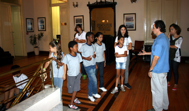 Alunos da E.M. Lions Centro visitam o Palácio Barbosa Lima (26/11/2012 00:00:00)
