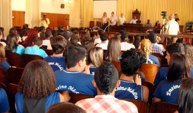 Câmara convida escolas para o Parlamento Jovem 2013 (23/01/2013 00:00:00)
