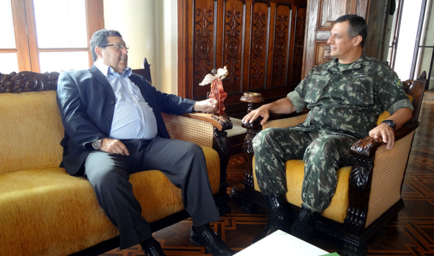 Presidente da Câmara, Julio Gasparette, se reúne com comandante do Exército (15/02/2013 00:00:00)