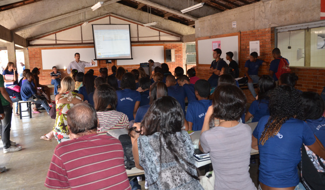 CAC visita terceira escola sorteada para o Parlamento Jovem (27/02/2013 00:00:00)