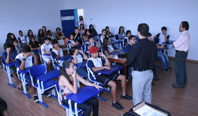 Escola Cenecista Monteiro Lobato recebe orientação sobre o Parlamento Jovem (28/02/2013 00:00:00)