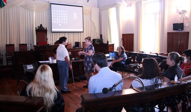 Servidores do CAC recebem capacitação para atendimento a idosos e deficientes (09/04/2013 00:00:00)