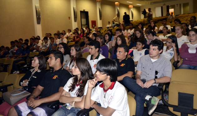 Jovens do PJ se reúnem com representantes da ALMG e PUC (15/05/2013 00:00:00)
