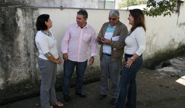 Antônio Aguiar atende solicitação de visita para avaliação da estrutura da Escola Municipal Cosette de Alencar (16/05/2013 00:00:00)