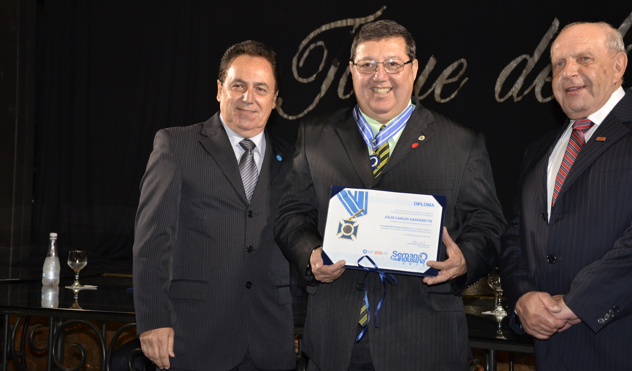 Julio Gasparette é homenageado com Comenda Mérito Industrial 2013 (24/06/2013 00:00:00)