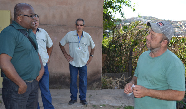 Jucelio Maria visita Nossa Senhora Aparecida acompanhado de técnicos da CESAMA. (03/09/2013 00:00:00)