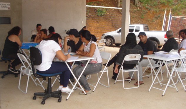 Moradores do Teixeiras utilizam serviços do Expresso Cidadão (25/09/2013 00:00:00)