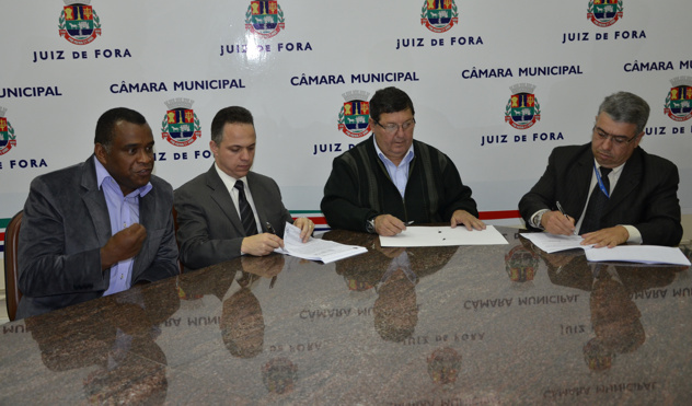 Câmara assina contrato com a Caixa para administrar serviços da folha de pagamento (30/09/2013 00:00:00)