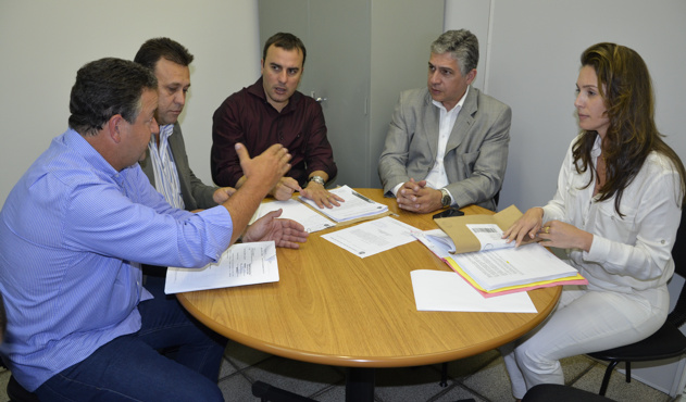 Promotor suspende processos contra operadoras de telefonia após encontro com Vereadores (30/09/2013 00:00:00)