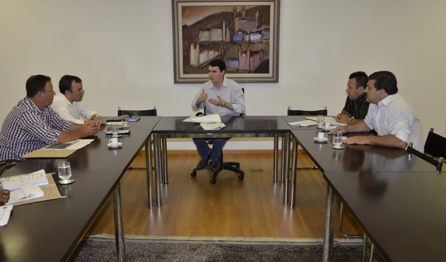 Comissão de telefonia discute alternativas para avanços com o prefeito (15/10/2013 00:00:00)