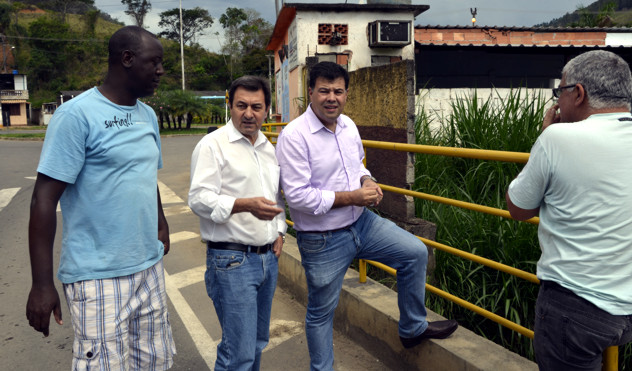 Isauro Calais vistoria situação da ponte no bairro Jardim Esperança (22/10/2013 00:00:00)