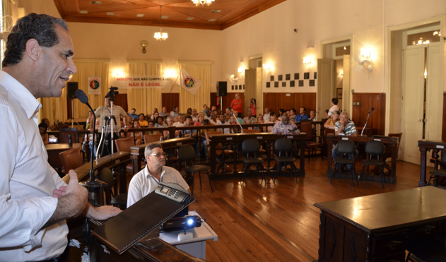 Executivo anuncia em audiência de Castelar regulamentação do Pró-Bairros (24/10/2013 00:00:00)