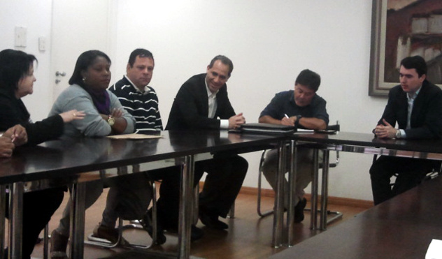 Vereador acompanha lideranças de bairro em reunião com prefeito (30/10/2013 00:00:00)