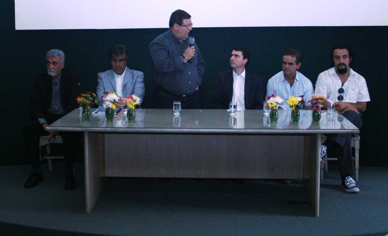 Vereadores acompanham sanção da lei que cria o Plano Municipal de Cultura (28/11/2013 00:00:00)