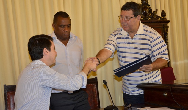 Prefeito entrega Mensagem que viabiliza Centro de Distribuição da Fiat (14/02/2014 00:00:00)