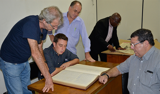 Comissão Memória, Verdade e Justiça visita Arquivo Histórico Municipal (17/02/2014 00:00:00)