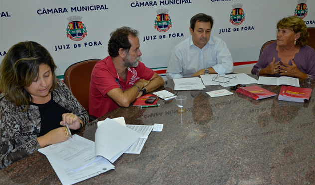 Bancos de Juiz de Fora irregulares serão autuados (24/04/2014 00:00:00)