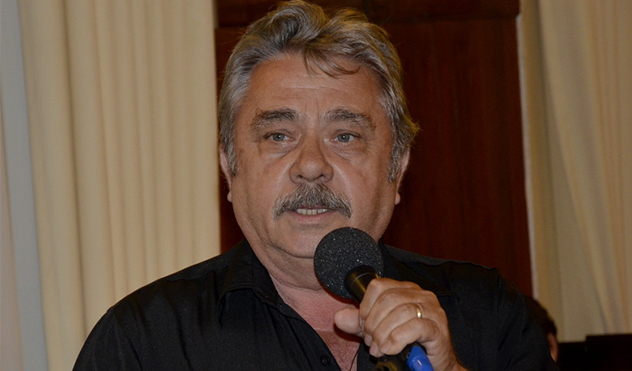 Oliveira Tresse reivindica escola em tempo integral para Linhares (11/06/2014 00:00:00)