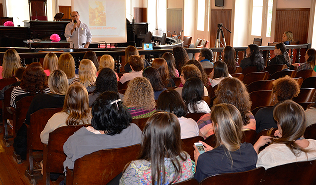 Servidoras da Câmara Municipal recebem orientações de especialista sobre câncer de mama (23/10/2014 00:00:00)