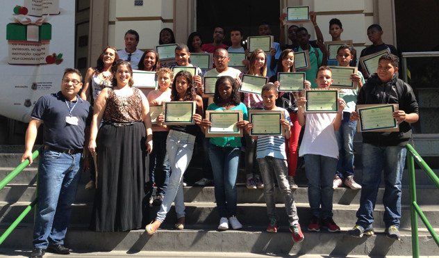Jovens da Casa do Pequeno Artista conhecem Câmara (20/11/2014 00:00:00)