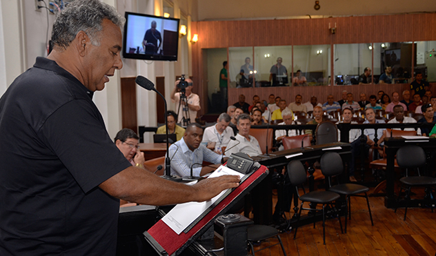 Projeto de José Emanuel previne acidentes com queda de árvores (20/01/2015 00:00:00)