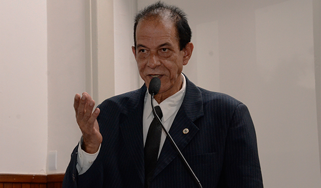 Câmara dá posse a Léo de Oliveira (02/02/2015 00:00:00)
