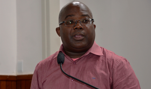 Jucelio defende uso de bermuda por trabalhadores (03/02/2015 00:00:00)