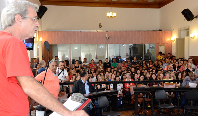 Mesa Diretora da Câmara intermedia negociações entre educadores e Prefeitura (18/03/2015 00:00:00)
