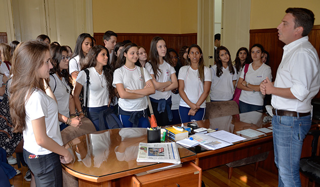 Estudantes dos colégios Jesuítas e Santa Catarina  visitam Câmara Municipal (22/04/2015 00:00:00)
