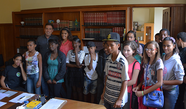 Adolescentes do Pequeno Artista da Amac visitam a Câmara (29/04/2015 00:00:00)