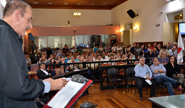 Novo regulamento mobiliza taxistas em audiência pública (29/04/2015 00:00:00)
