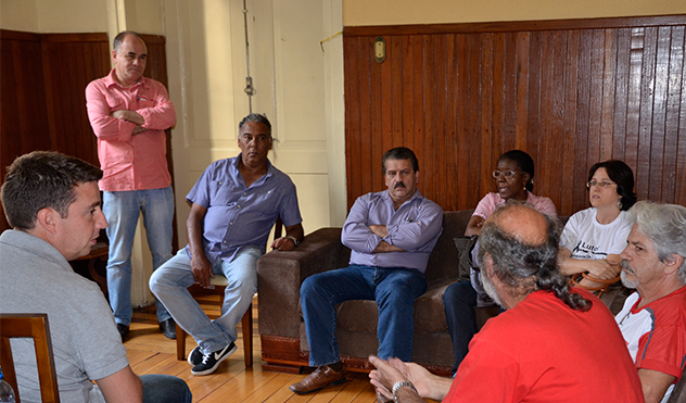 Professores se reúnem na Câmara e solicitam mediação junto à Prefeitura (12/05/2015 00:00:00)