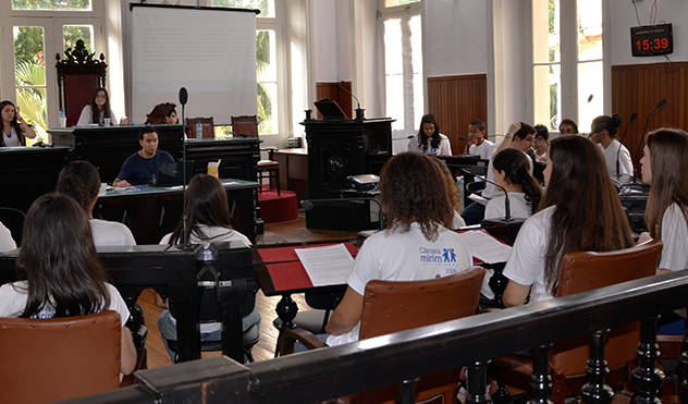 150 alunos participam de cerimônia de instalação da Câmara Mirim (10/06/2015 00:00:00)