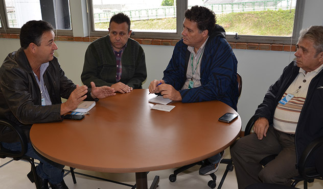 Comissão vai até a Cemig cobrar conclusão de serviços nos distritos (08/07/2015 00:00:00)