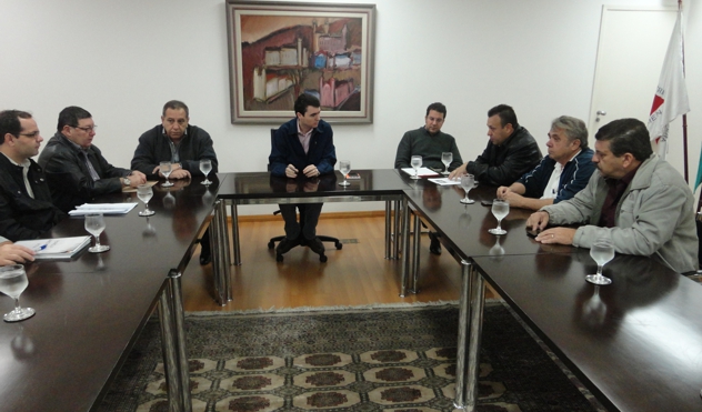 Comissão se reúne com o prefeito para discutir legalização de loteamentos em áreas rurais (24/07/2015 00:00:00)