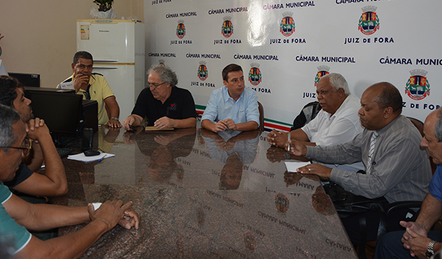 Carnavalescos da cidade se reúnem com presidente da Câmara e pedem apoio para o Carnaval 2016 (03/08/2015 00:00:00)