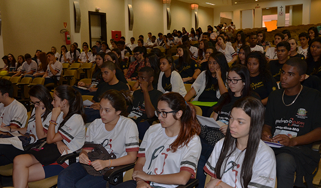 Parlamento Jovem faz primeira triagem de propostas do polo regional (06/08/2015 00:00:00)