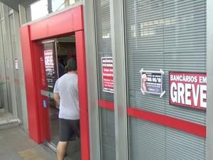 GREVE DOS BANCOS NÃO TIRA A RESPONSABILIDADE DO CONSUMIDOR DE PAGAR CONTAS (07/10/2015 00:00:00)