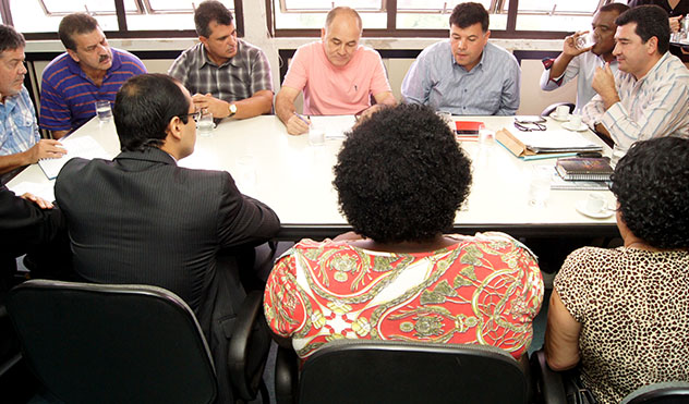 Vereadores buscam solução para o desabastecimento de água no Condomínio Belo Vale (22/10/2015 00:00:00)